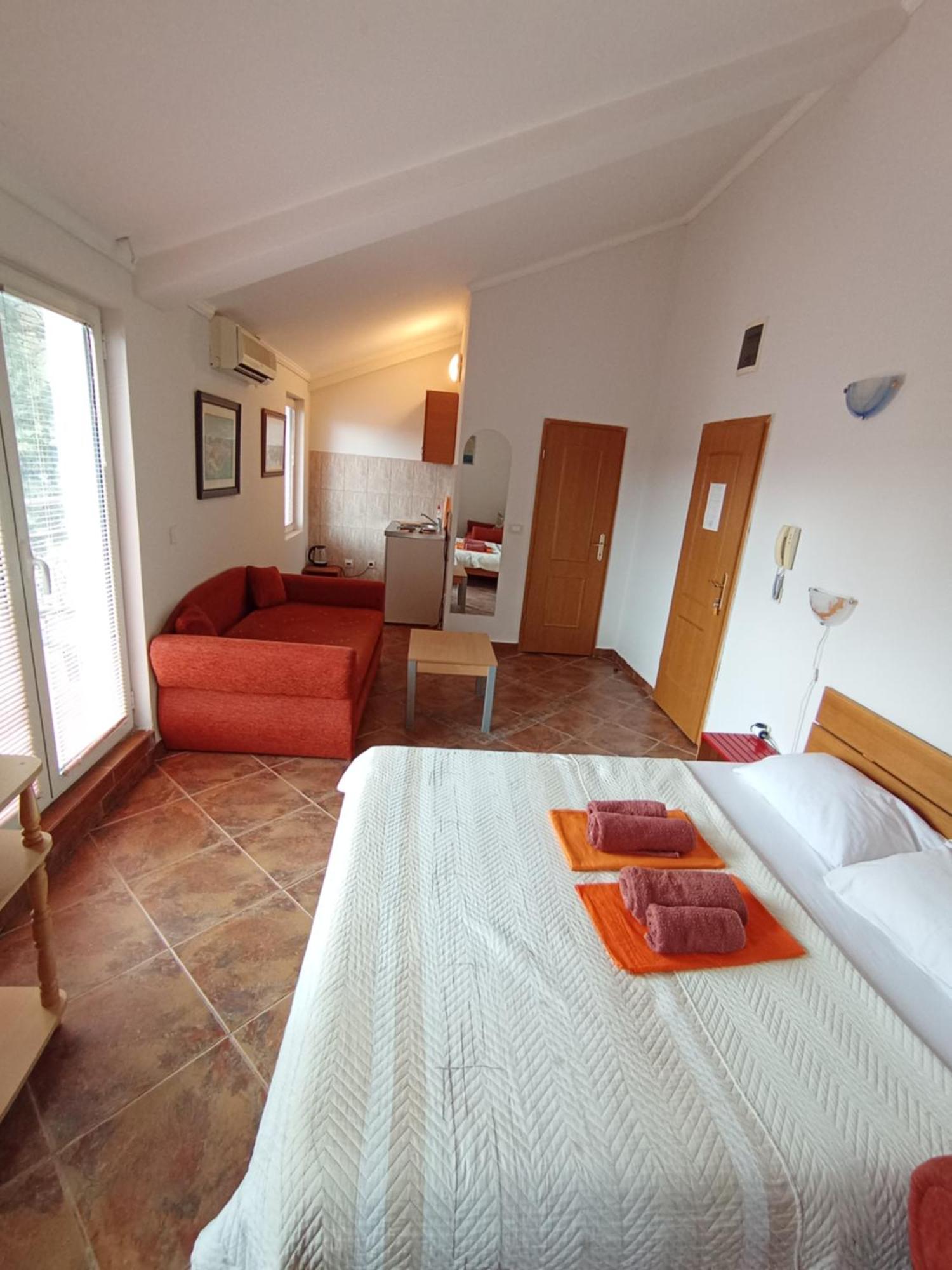 Markovic Aparthotel - Budva Becici Hotel Buitenkant foto